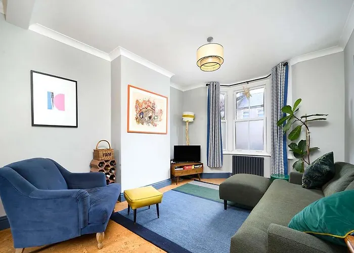 Charming & Modern House In London